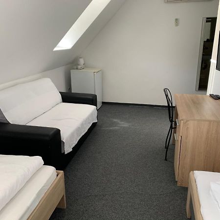 Penzion Holiday Trnava Exterior foto