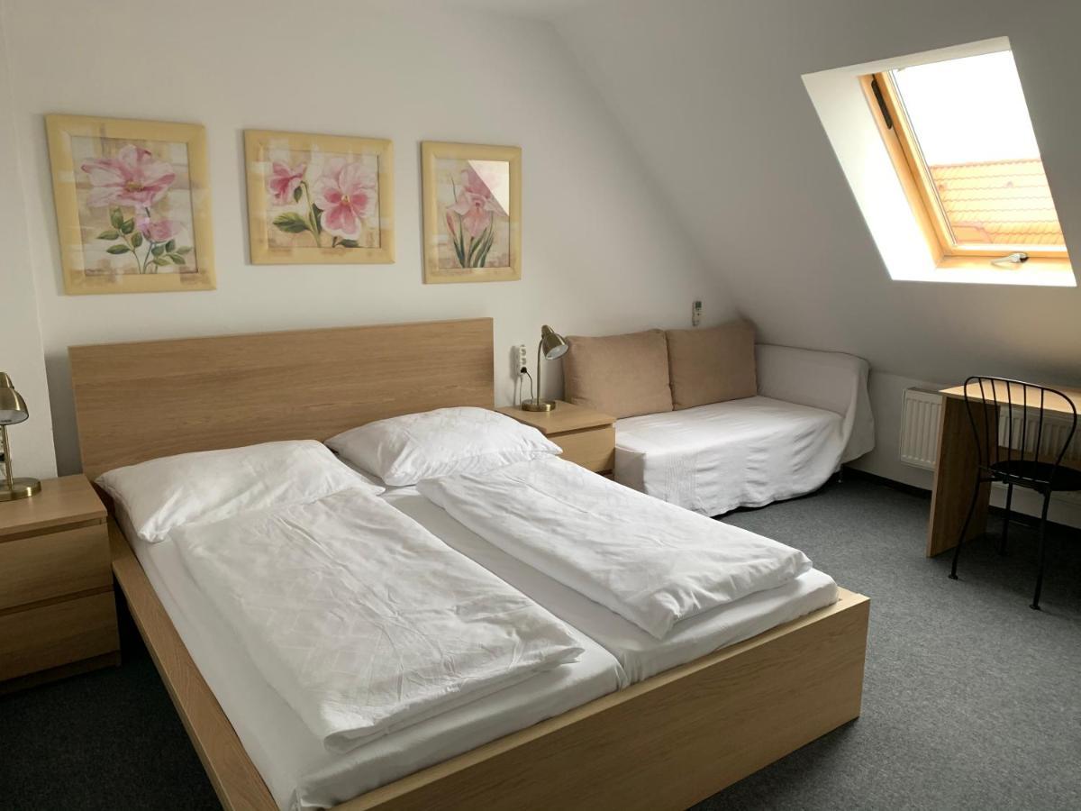 Penzion Holiday Trnava Exterior foto