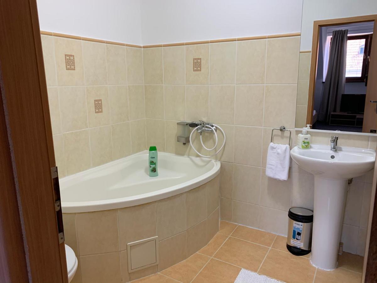 Penzion Holiday Trnava Exterior foto