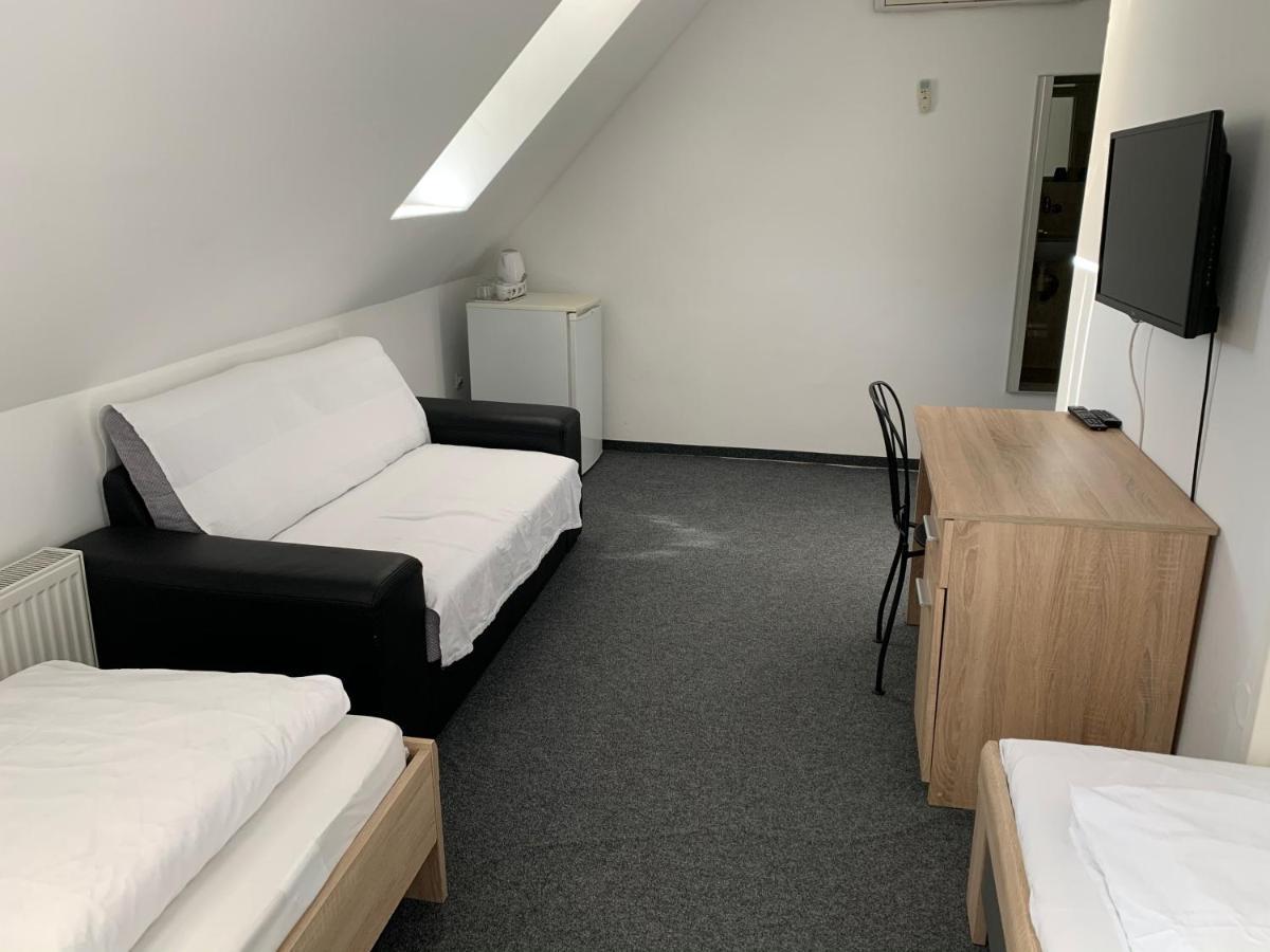 Penzion Holiday Trnava Exterior foto